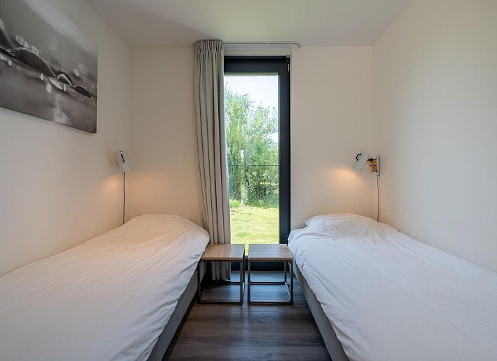 Gezellige woonkamer met open haard in Waterlijn 13, De Groote Duynen, vakantiehuis in Kamperland, Zeeland.