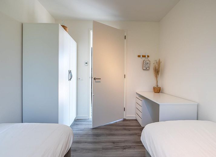 Gezellige woonkamer met open haard in Waterlijn 13, De Groote Duynen, vakantiehuis in Kamperland, Zeeland.