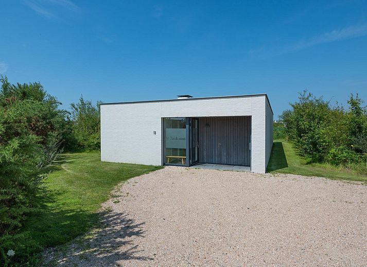 Moderne woonkamer met uitzicht op de tuin in Waterlijn 13, De Groote Duynen, vakantiehuis in Kamperland.