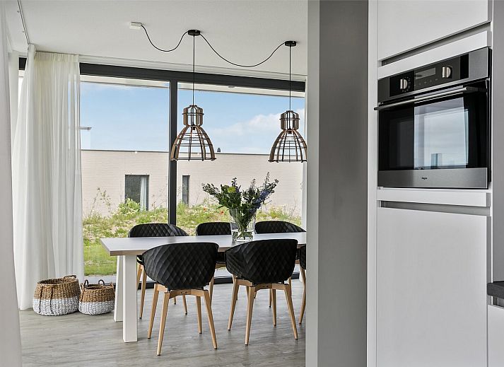 Lichte woonkamer met uitzicht op de natuur bij Waterlijn 18, De Groote Duynen, Kamperland, Zeeland