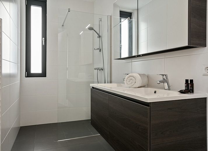 Stijlvolle eetkamer met moderne stoelen in Waterlijn 18, De Groote Duynen, Kamperland, Zeeland