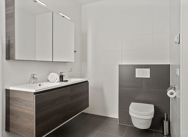 Stijlvolle eetkamer met moderne stoelen in Waterlijn 18, De Groote Duynen, Kamperland, Zeeland