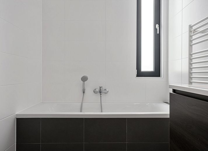 Stijlvolle eetkamer met moderne stoelen in Waterlijn 18, De Groote Duynen, Kamperland, Zeeland