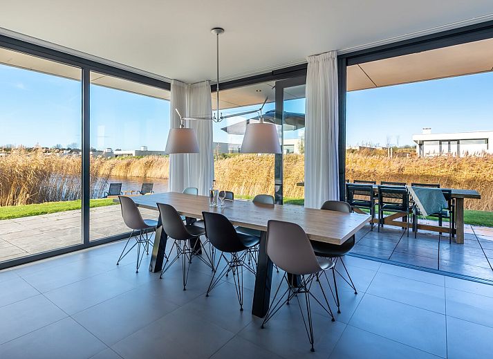 Geraeumiges Wohnzimmer im Ferienhaus Zandbank 13 in De Groote Duynen, Kamperland, Zeeland mit moderner Einrichtung und viel Licht.