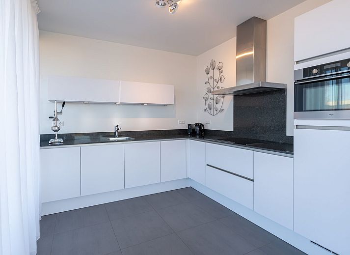 Geraeumiges Wohnzimmer im Ferienhaus Zandbank 13 in De Groote Duynen, Kamperland, Zeeland mit moderner Einrichtung und viel Licht.