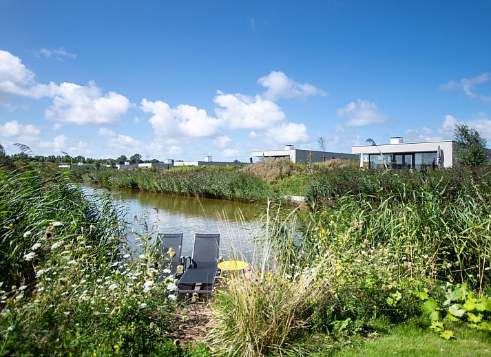 Esszimmer mit Blick auf die Natur in der Zandbank 13, De Groote Duynen in Kamperland, Nord-Beveland, ideal fuer gemuetliche Abendessen.