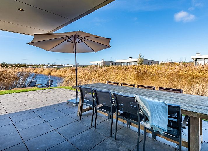 Esszimmer mit Blick auf die Natur in der Zandbank 13, De Groote Duynen in Kamperland, Nord-Beveland, ideal fuer gemuetliche Abendessen.
