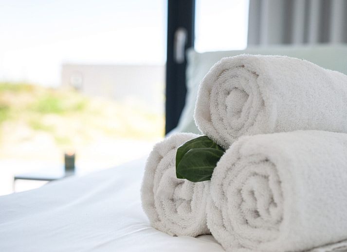 Gemuetliche Sitzecke im Ferienhaus Zandbank 13, De Groote Duynen, Kamperland, mit modernen Moebeln und grossen Fenstern.