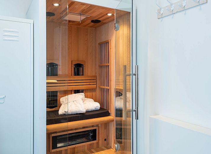 Offener Wohnbereich in Zandbank 13, De Groote Duynen, Kamperland, Zeeland mit stilvollem Esszimmer und Wohnzimmer.