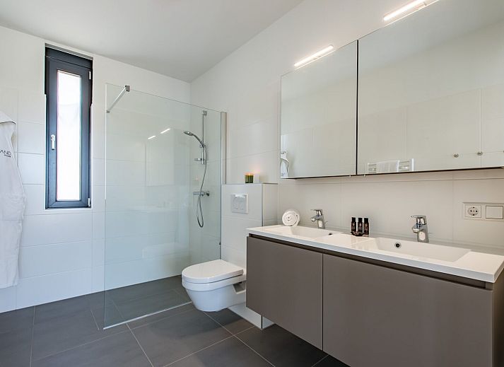 Offener Wohnbereich in Zandbank 13, De Groote Duynen, Kamperland, Zeeland mit stilvollem Esszimmer und Wohnzimmer.