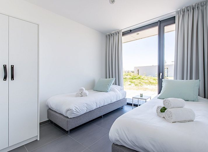 Offener Wohnbereich in Zandbank 13, De Groote Duynen, Kamperland, Zeeland mit stilvollem Esszimmer und Wohnzimmer.