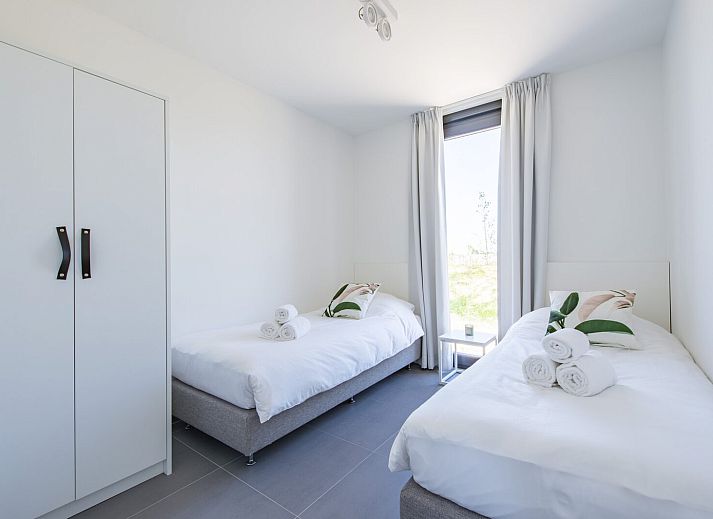 Offener Wohnbereich in Zandbank 13, De Groote Duynen, Kamperland, Zeeland mit stilvollem Esszimmer und Wohnzimmer.