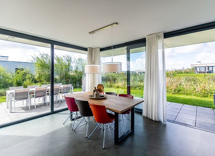 Helles Wohnzimmer im Ferienhaus Zandbank 11 | De Groote Duynen, Kamperland, mit Blick auf den Garten und moderner Einrichtung.