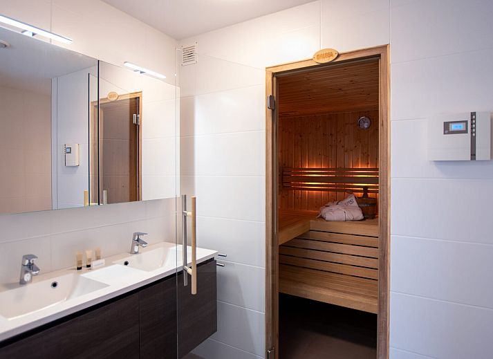 Speisesaal in der Zandbank 11 | De Groote Duynen, Kamperland, mit modernem Tisch und Stuehlen, umgeben von grossen Fenstern.