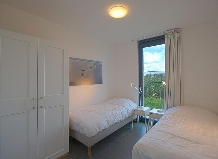 Speisesaal in der Zandbank 11 | De Groote Duynen, Kamperland, mit modernem Tisch und Stuehlen, umgeben von grossen Fenstern.