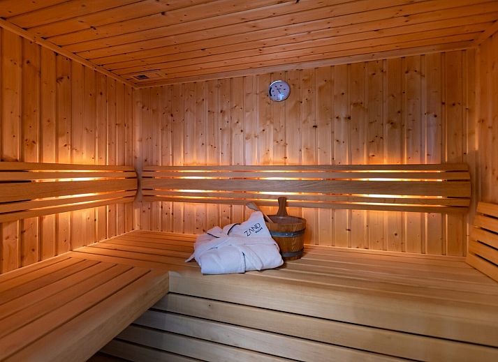 Speisesaal in der Zandbank 11 | De Groote Duynen, Kamperland, mit modernem Tisch und Stuehlen, umgeben von grossen Fenstern.