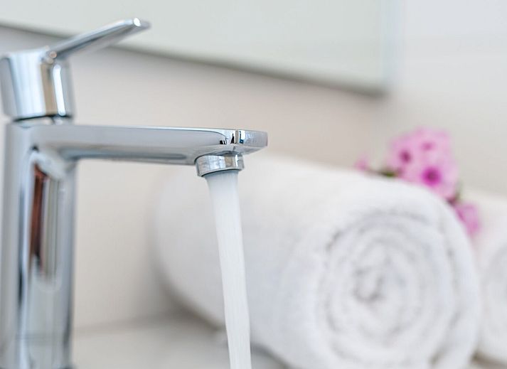 Speisesaal in der Zandbank 11 | De Groote Duynen, Kamperland, mit modernem Tisch und Stuehlen, umgeben von grossen Fenstern.