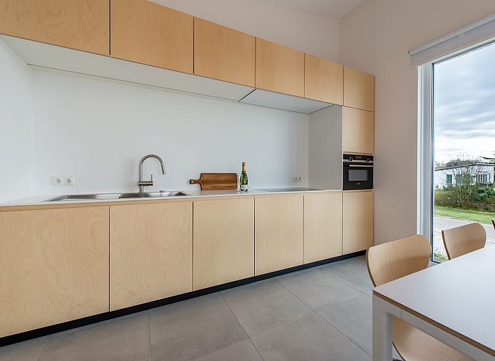 Sonnige Terrasse am Schotsmanweg 16 | Zeeuws Goedt, Ferienhaus in Kamperland, Noord-Beveland mit Blick auf die gruene Umgebung.