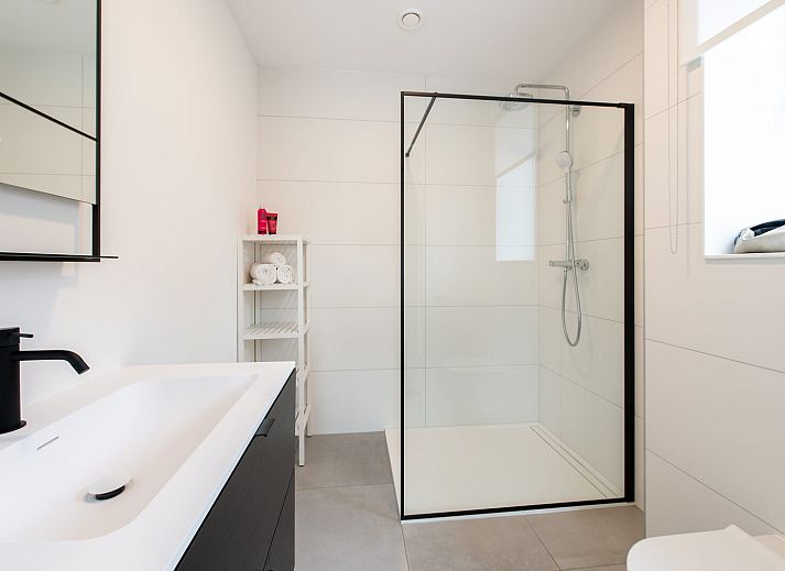 Sonnige Terrasse am Schotsmanweg 16 | Zeeuws Goedt, Ferienhaus in Kamperland, Noord-Beveland mit Blick auf die gruene Umgebung.