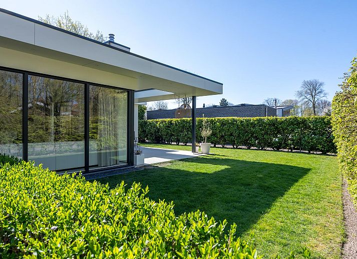 Cozy sitting area with fireplace in Vinkenlaan 18, De Banjaard, Kamperland, ideal for a cozy evening in Zeeland.