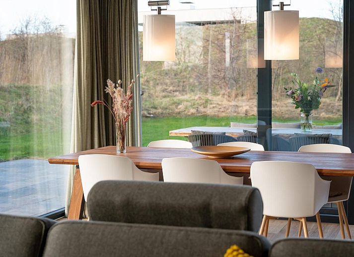 Gezellige woonkamer met open haard in Duinvallei 13, vakantiehuis in Kamperland, Noord-Beveland, Zeeland.