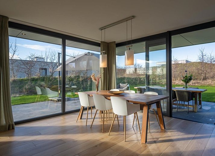 Gezellige woonkamer met open haard in Duinvallei 13, vakantiehuis in Kamperland, Noord-Beveland, Zeeland.