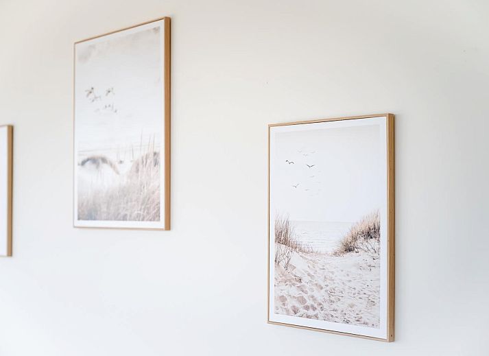 Moderne zithoek met uitzicht op de tuin in Duinvallei 13, vakantiehuis in Kamperland, Noord-Beveland.