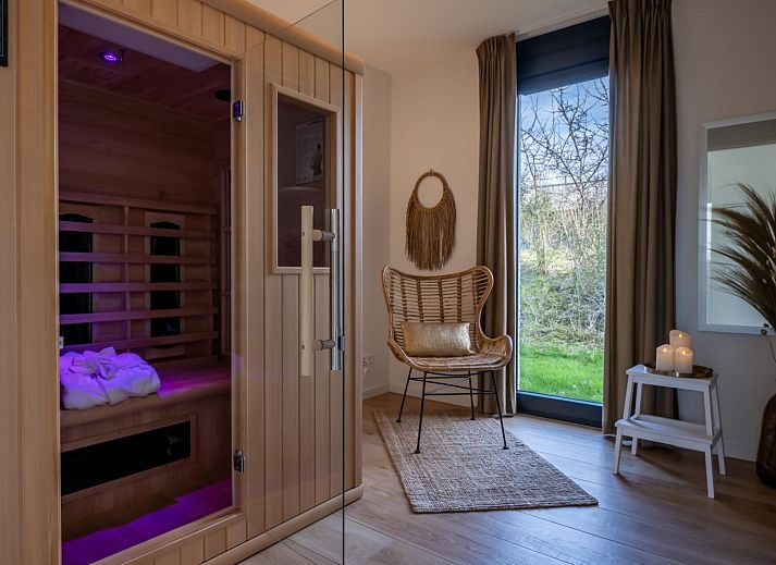 Lichte eetruimte met uitzicht op het terras in Duinvallei 13, vakantiehuis in Kamperland, Noord-Beveland.