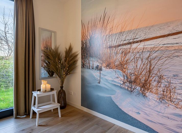 Lichte eetruimte met uitzicht op het terras in Duinvallei 13, vakantiehuis in Kamperland, Noord-Beveland.