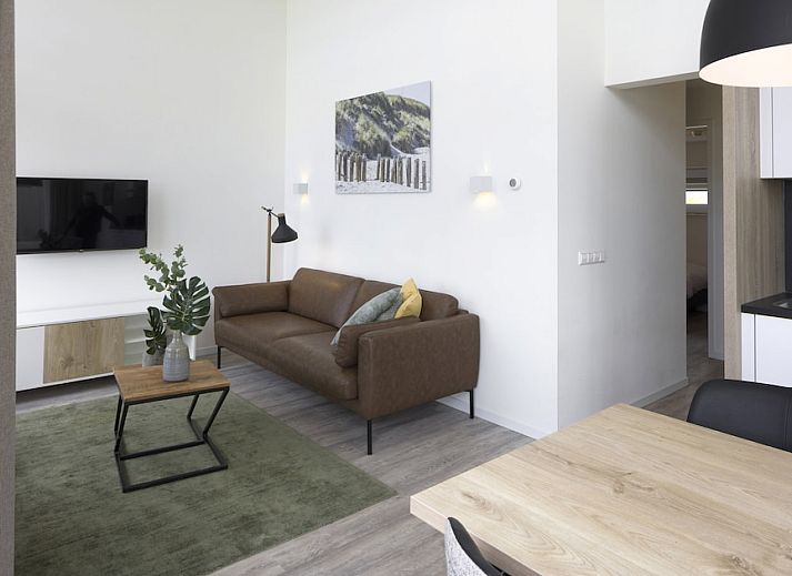 Moderne Bungalow 6A in Kamperland, Noord-Beveland, Zeeland met ruim terras en glazen schuifdeuren voor een ontspannen vakantie.