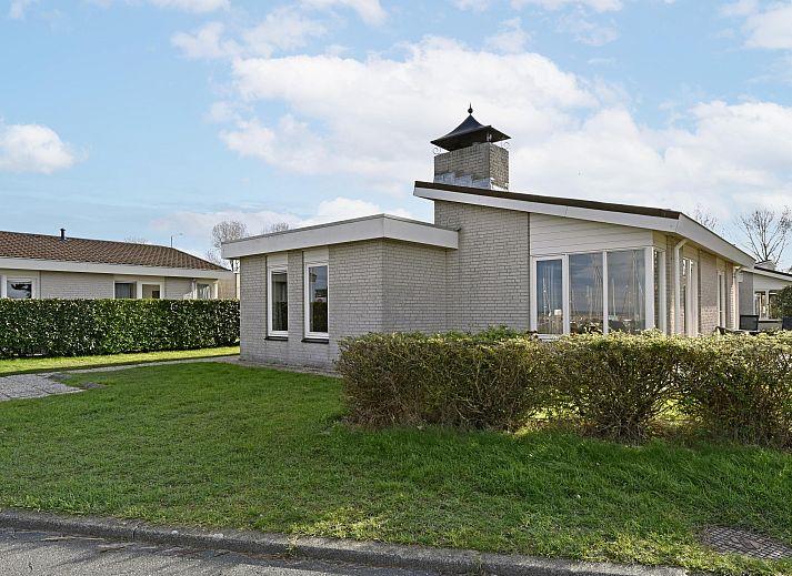 Freistehendes Haus in Kamperland, ein Ferienhaus in Nord-Beveland, Zeeland, mit moderner Architektur und einem grnen Garten.