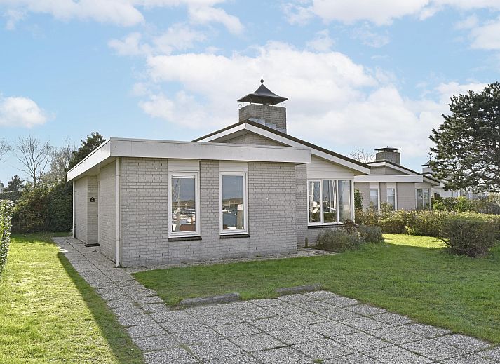 Freistehendes Haus in Kamperland, ein Ferienhaus in Nord-Beveland, Zeeland, mit moderner Architektur und einem grnen Garten.