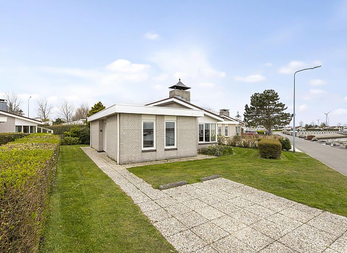 Freistehendes Haus in Kamperland, ein Ferienhaus in Nord-Beveland, Zeeland, mit moderner Architektur und einem grnen Garten.