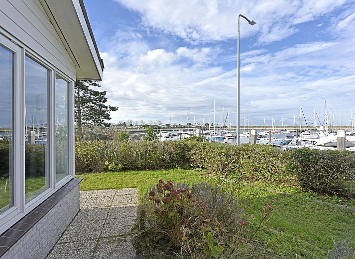 Freistehendes Haus in Kamperland, ein Ferienhaus in Nord-Beveland, Zeeland, mit moderner Architektur und einem grnen Garten.
