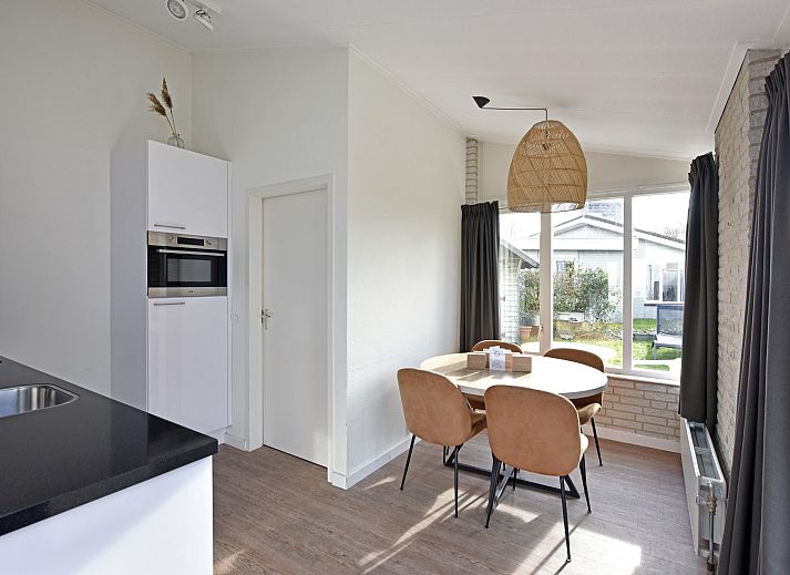 Freistehendes Haus in Kamperland, ein Ferienhaus in Noord-Beveland, Zeeland, mit groem Garten und Aussicht auf die ruhige Umgebung.