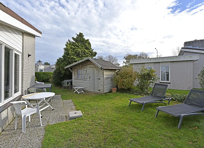 Blick auf den Yachthafen vom Einfamilienhaus in Kamperland, Ferienhaus in Noord-Beveland, Zeeland mit grnem Garten und blauem Himmel.