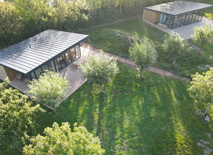 Vacation home in Kamperland located on a picturesque lake, ideal for rest and nature experience in North Beveland, Zeeland.