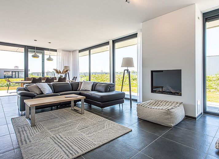 Stilvolles Wohnzimmer in Duinvallei 22, einem Ferienhaus in Kamperland, Noord-Beveland, mit Blick auf die Natur von Zeeland.