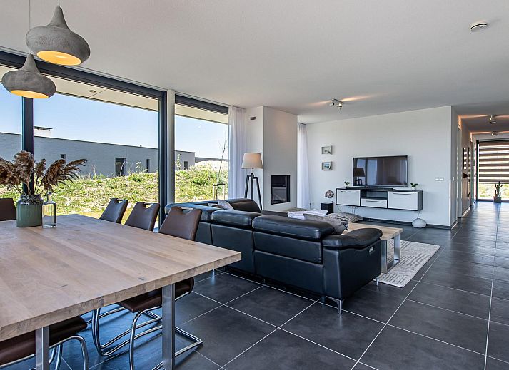 Stilvolles Wohnzimmer in Duinvallei 22, einem Ferienhaus in Kamperland, Noord-Beveland, mit Blick auf die Natur von Zeeland.