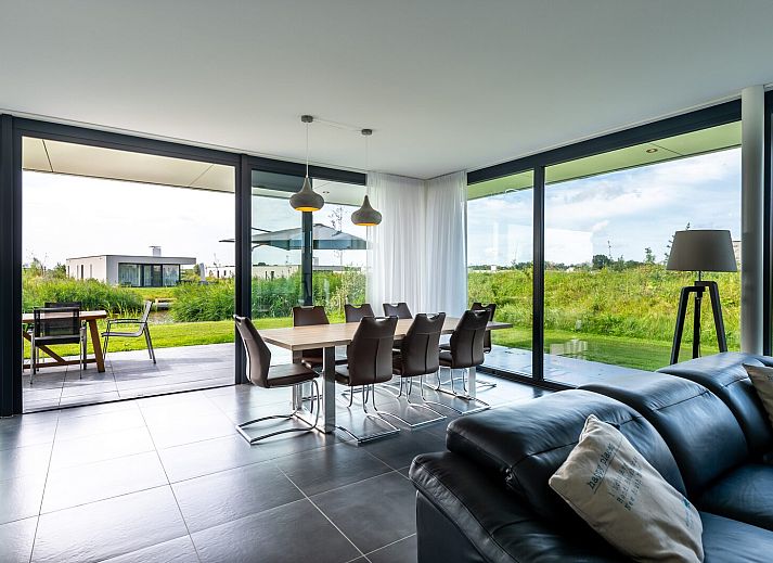 Gemuetliche Sitzecke in Duinvallei 22, Ferienhaus in Kamperland, Noord-Beveland, mit grossen Fenstern und viel Tageslicht.