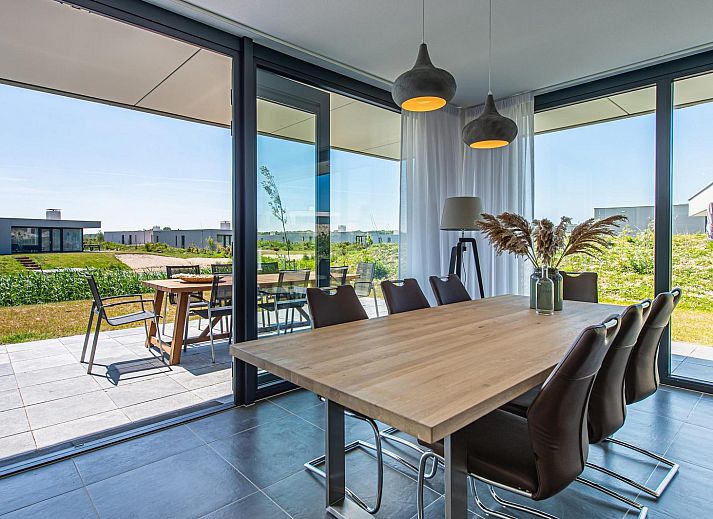 Gemuetliche Sitzecke in Duinvallei 22, Ferienhaus in Kamperland, Noord-Beveland, mit grossen Fenstern und viel Tageslicht.