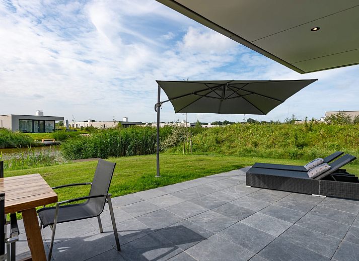 Gemuetliche Sitzecke in Duinvallei 22, Ferienhaus in Kamperland, Noord-Beveland, mit grossen Fenstern und viel Tageslicht.