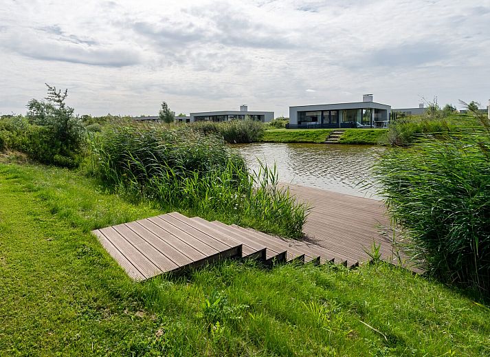Modernes Esszimmer in Duinvallei 22, Ferienhaus in Kamperland, Noord-Beveland, mit Blick auf die gruene Umgebung von Zeeland.