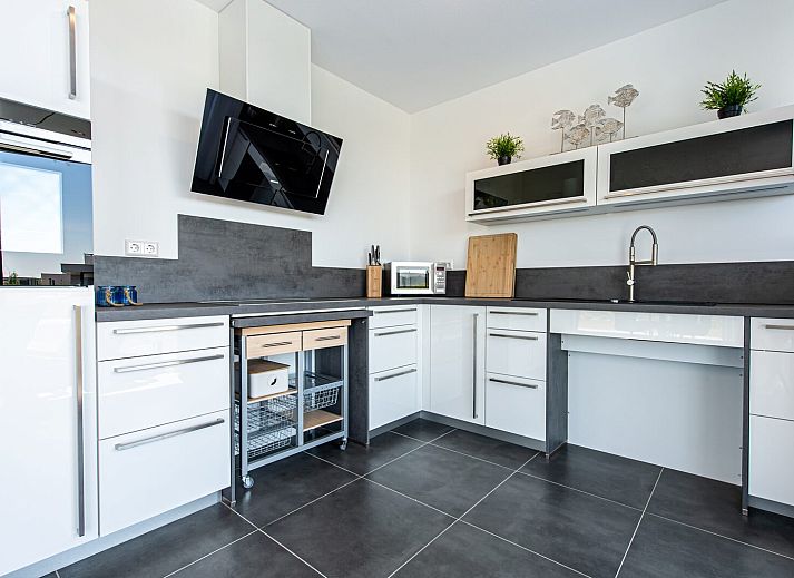 Essecke mit Aussicht in Duinvallei 22, einem Ferienhaus in Kamperland, Noord-Beveland, umgeben von der Natur Zeelands.