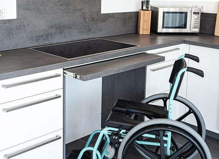 Essecke mit Aussicht in Duinvallei 22, einem Ferienhaus in Kamperland, Noord-Beveland, umgeben von der Natur Zeelands.