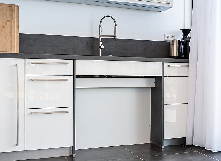 Essecke mit Aussicht in Duinvallei 22, einem Ferienhaus in Kamperland, Noord-Beveland, umgeben von der Natur Zeelands.