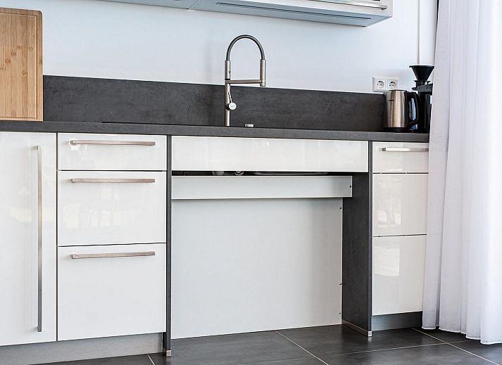 Geraeumige Kueche in Duinvallei 22, Ferienhaus in Kamperland, Noord-Beveland, mit modernen Geraeten und schlichtem Design.