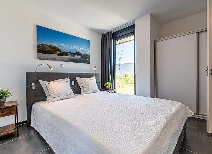 Geraeumige Kueche in Duinvallei 22, Ferienhaus in Kamperland, Noord-Beveland, mit modernen Geraeten und schlichtem Design.