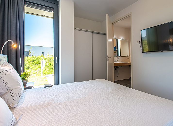 Geraeumige Kueche in Duinvallei 22, Ferienhaus in Kamperland, Noord-Beveland, mit modernen Geraeten und schlichtem Design.