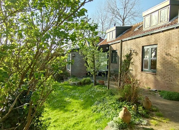 Ferienhaus in Kamperland, eine charmante Ferienwohnung in Noord-Beveland, Zeeland, umgeben von ueppiger Natur und einer sonnigen Terrasse.